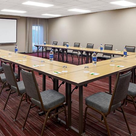 Courtyard By Marriott Pittsburgh Airport Hotel Coraopolis Bagian luar foto