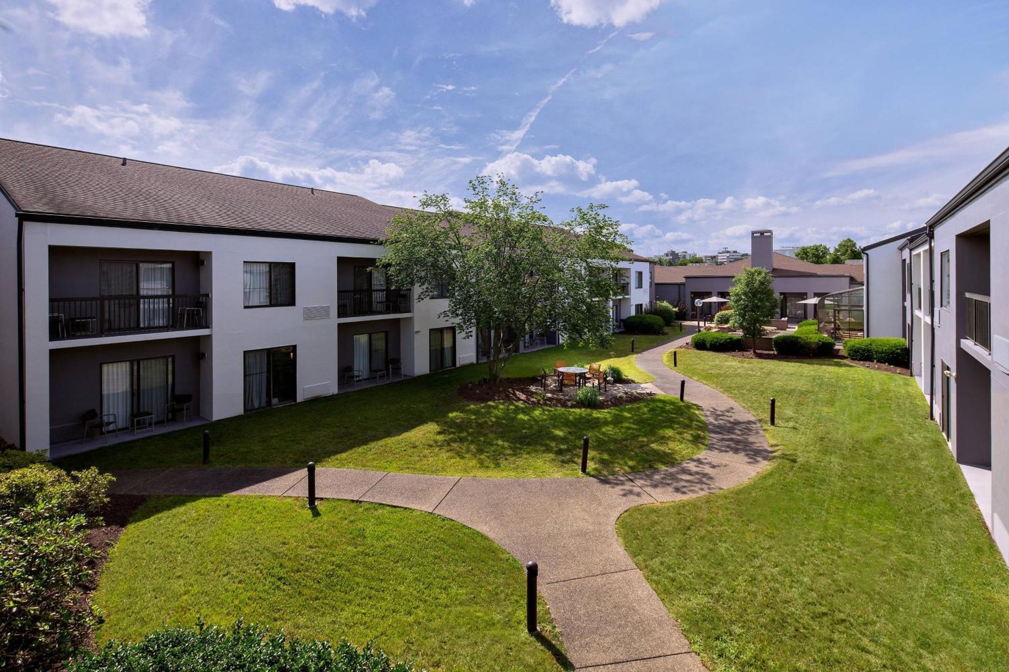 Courtyard By Marriott Pittsburgh Airport Hotel Coraopolis Bagian luar foto
