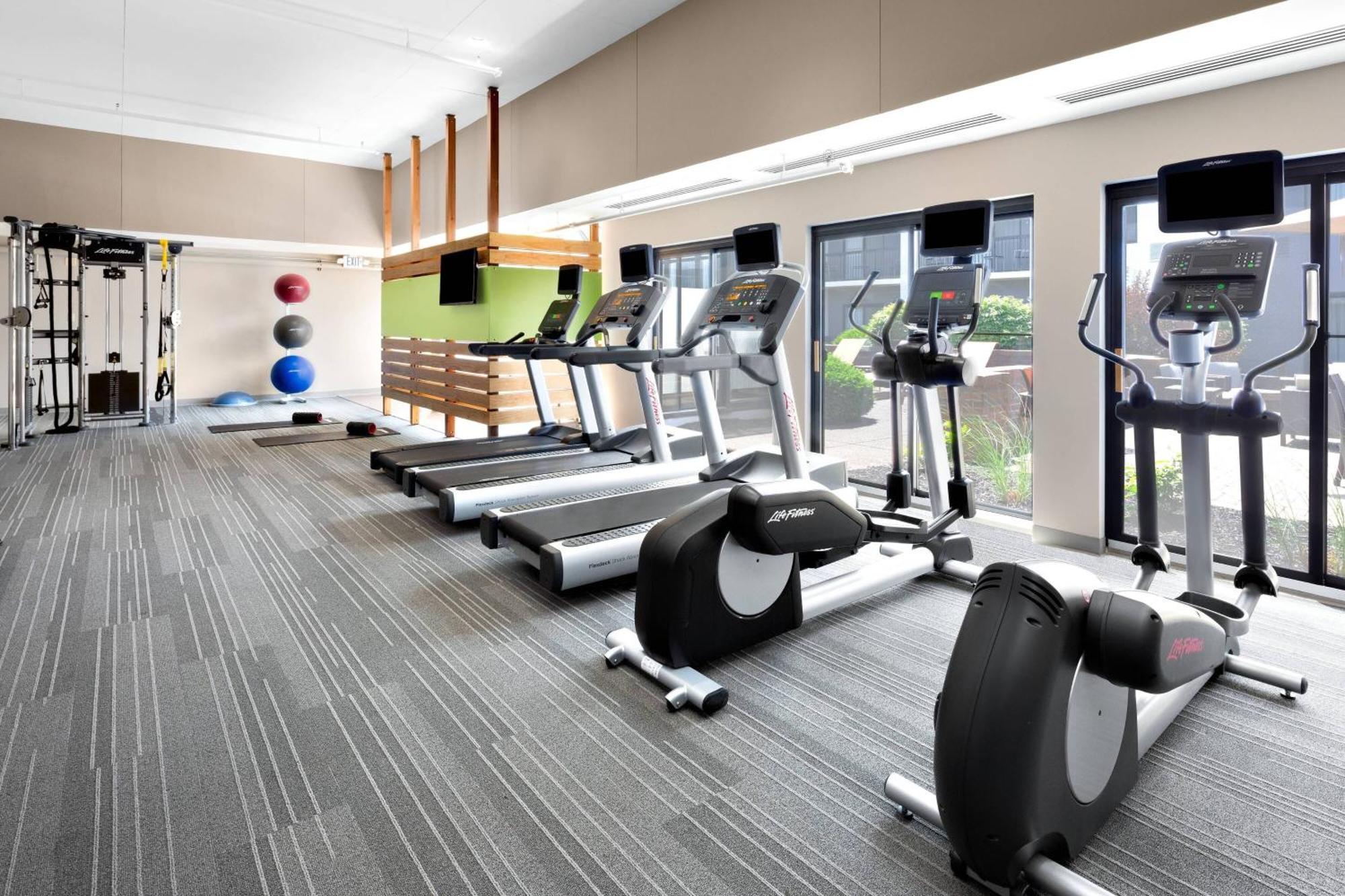 Courtyard By Marriott Pittsburgh Airport Hotel Coraopolis Bagian luar foto