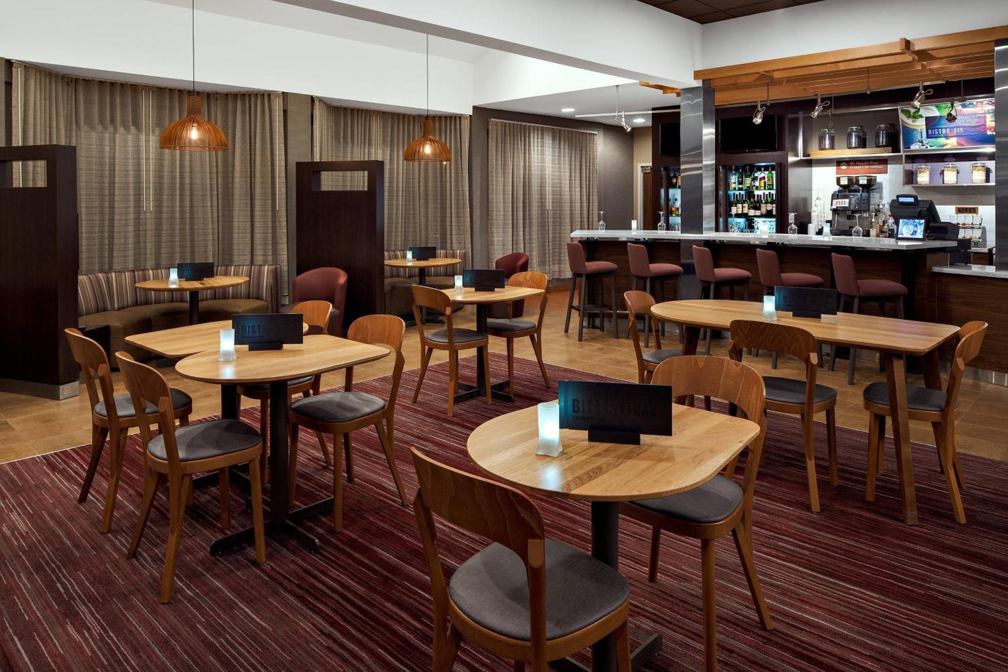 Courtyard By Marriott Pittsburgh Airport Hotel Coraopolis Bagian luar foto