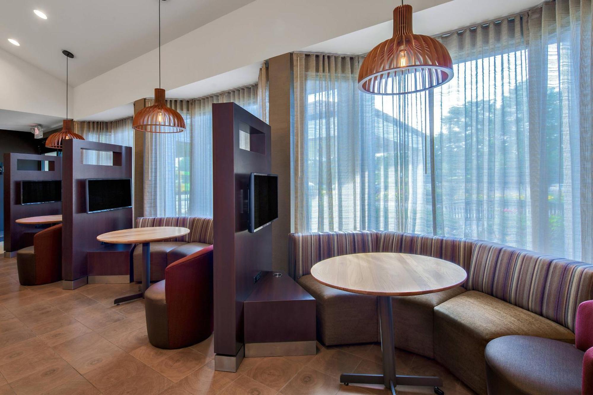 Courtyard By Marriott Pittsburgh Airport Hotel Coraopolis Bagian luar foto