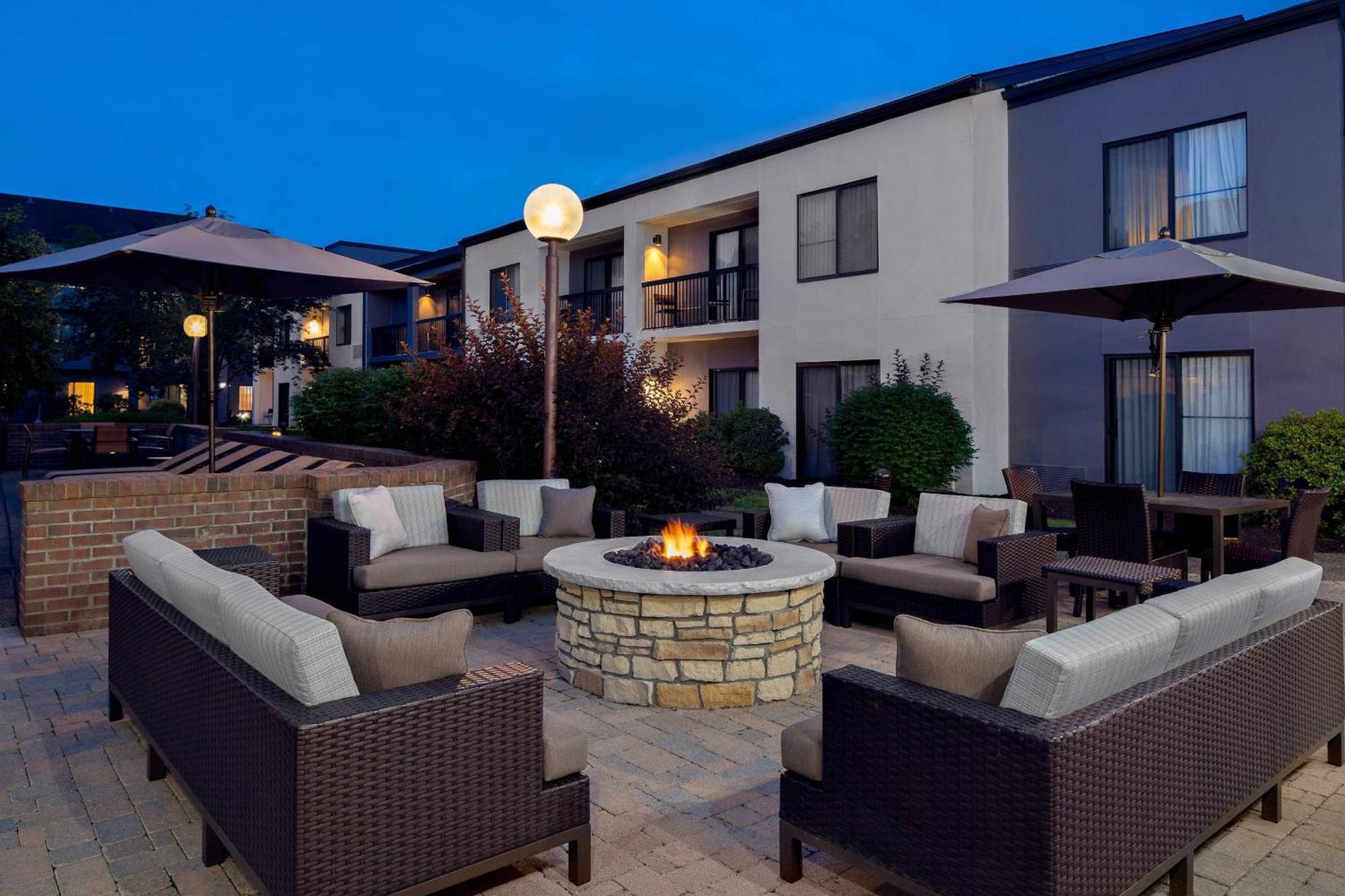 Courtyard By Marriott Pittsburgh Airport Hotel Coraopolis Bagian luar foto