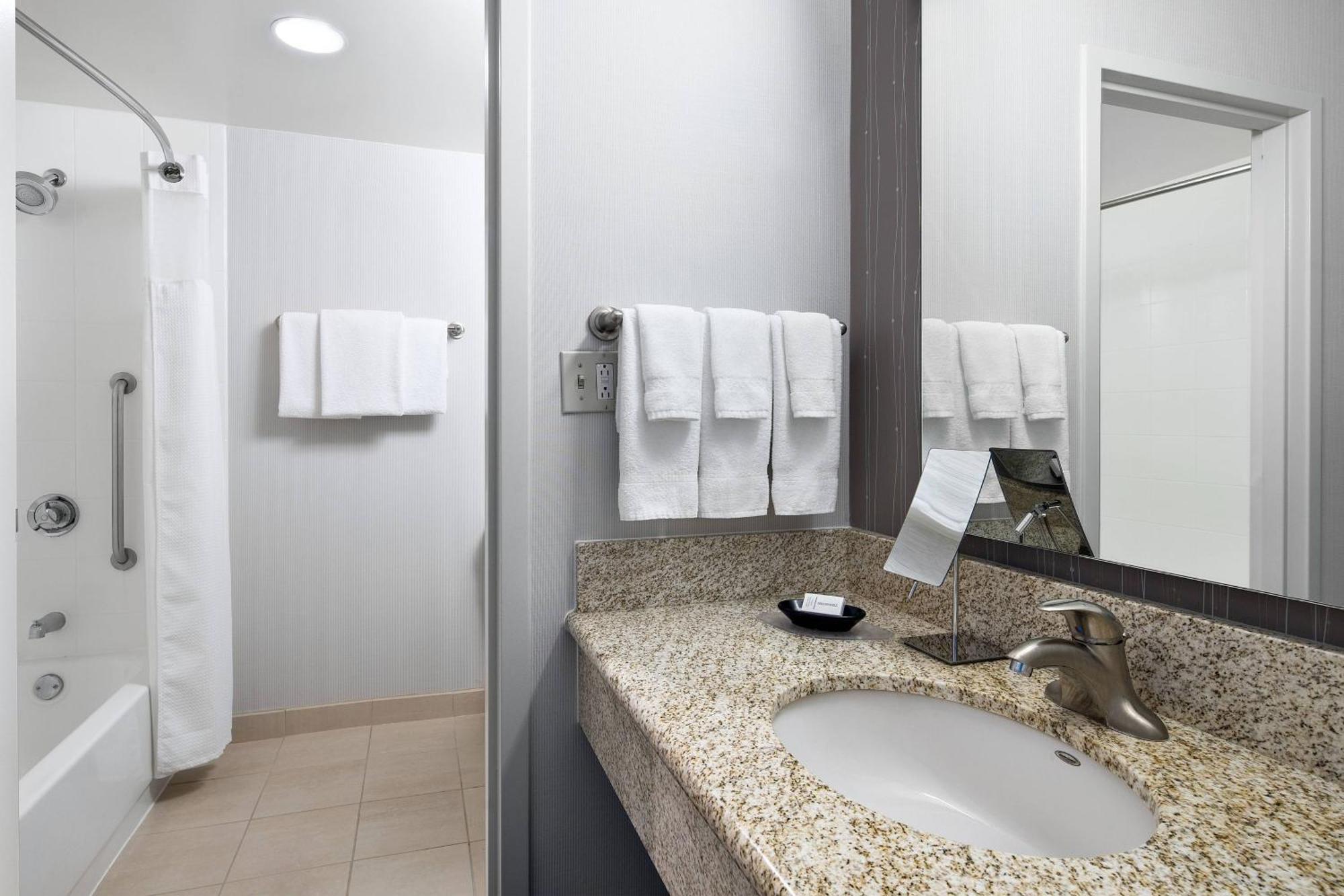 Courtyard By Marriott Pittsburgh Airport Hotel Coraopolis Bagian luar foto