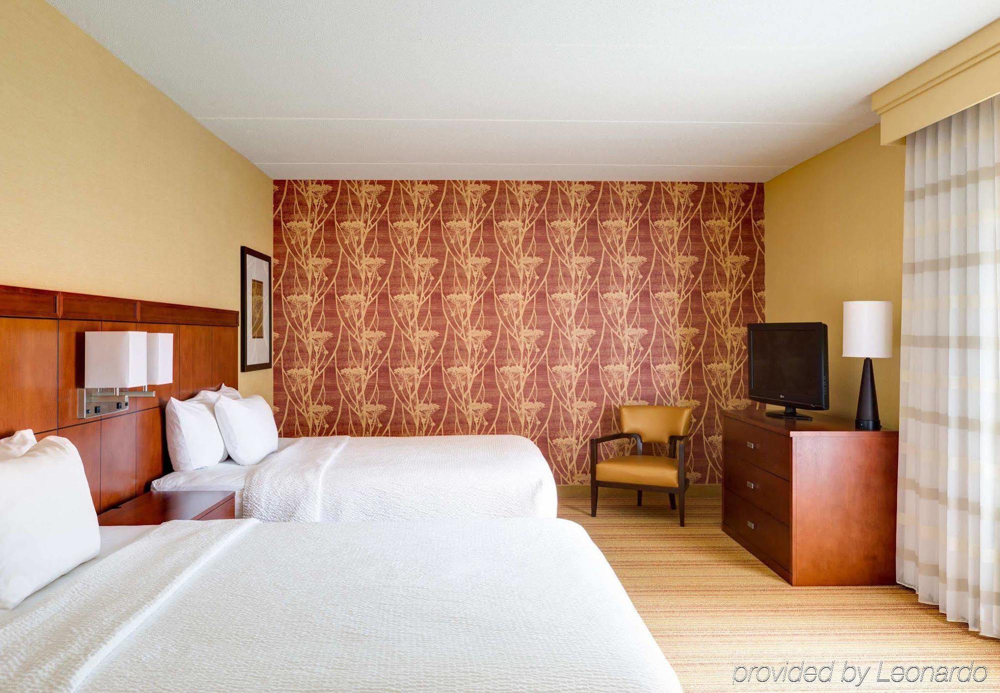 Courtyard By Marriott Pittsburgh Airport Hotel Coraopolis Bagian luar foto
