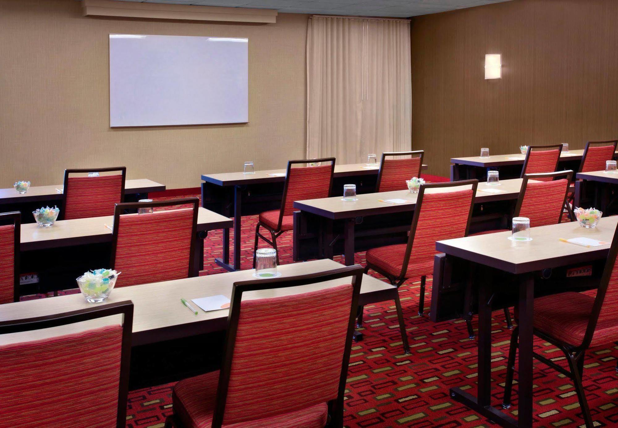 Courtyard By Marriott Pittsburgh Airport Hotel Coraopolis Bagian luar foto
