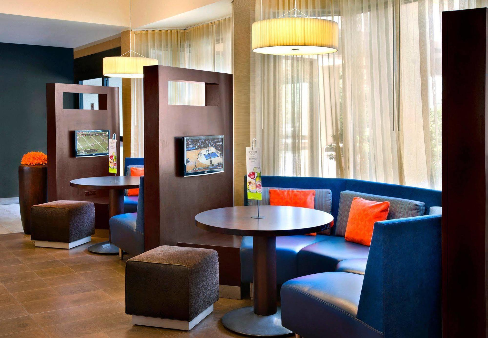 Courtyard By Marriott Pittsburgh Airport Hotel Coraopolis Bagian luar foto