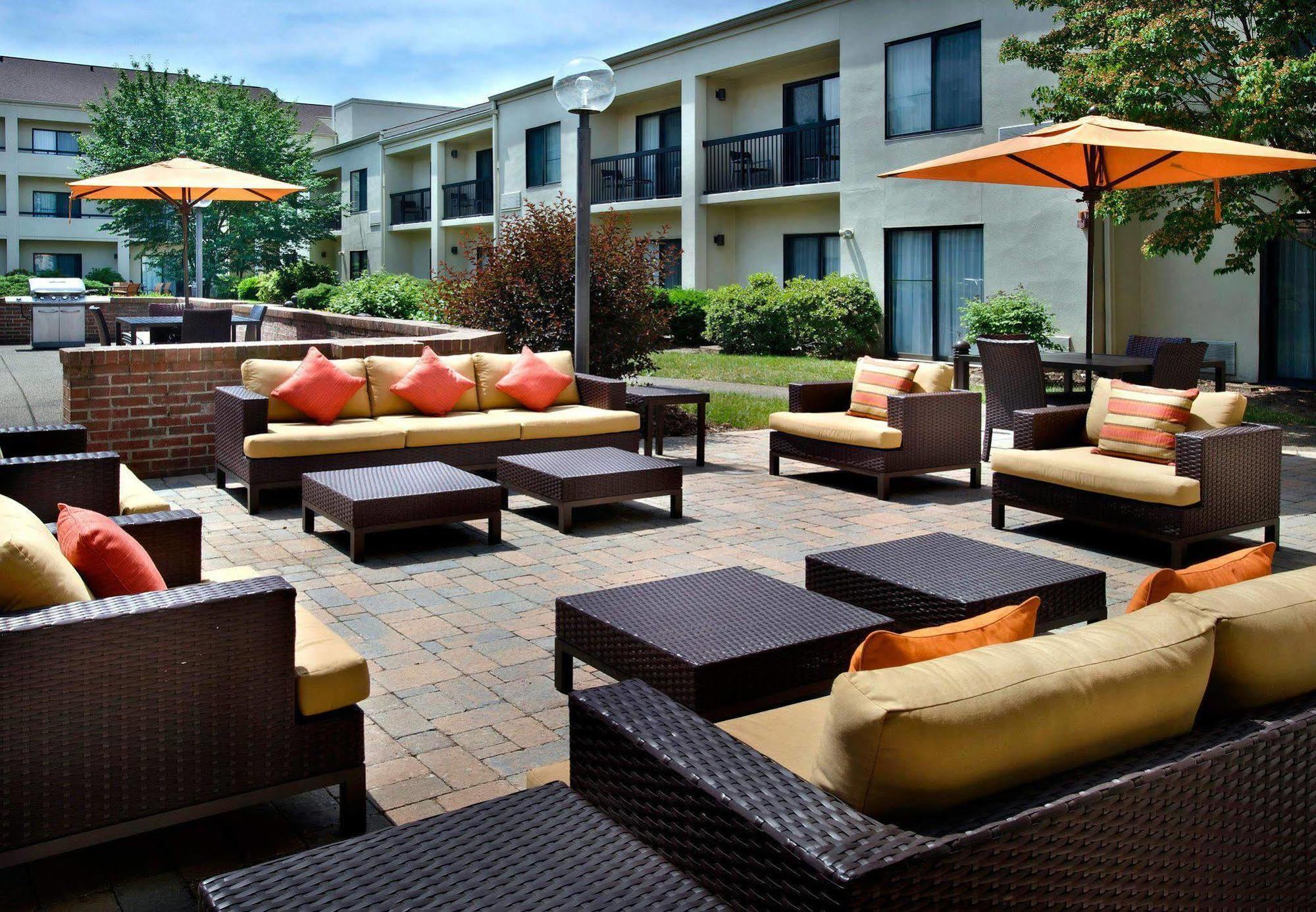 Courtyard By Marriott Pittsburgh Airport Hotel Coraopolis Bagian luar foto