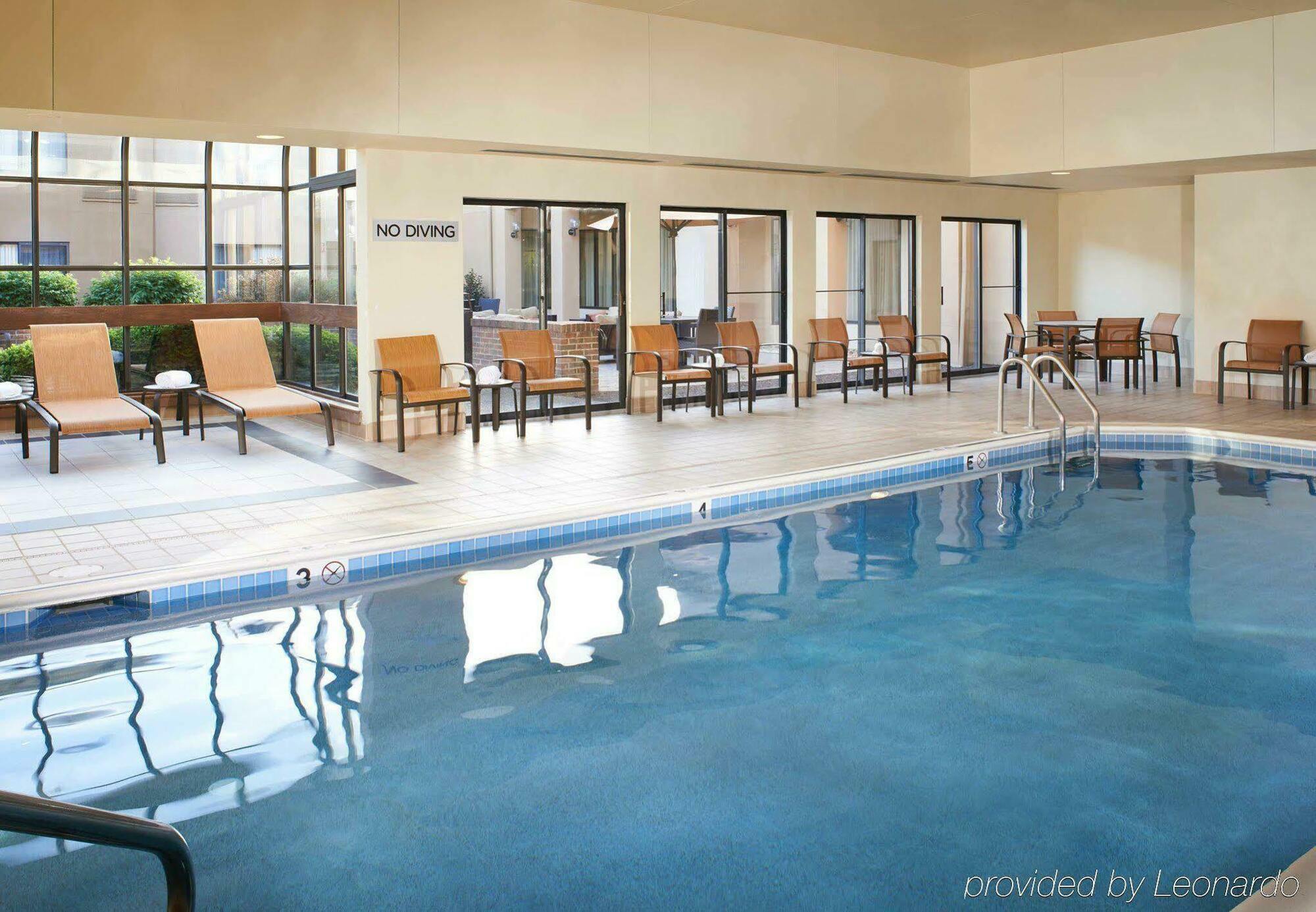 Courtyard By Marriott Pittsburgh Airport Hotel Coraopolis Bagian luar foto